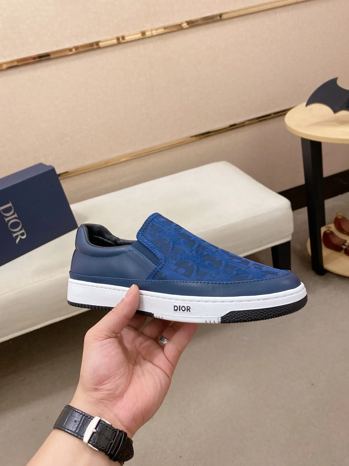 Men's shoes💰 400💰🇮🇹🇮🇹Dior d The new models are on sale at the same time at the counter. The uppers are imported from Italy, and the linings are all imported sheepskin. They are completely 1⃣️ to 1⃣️ replicas 🇮🇹💪💪, ⚠shoes Bottoms: Original soles are specially provided by the original factory. The exclusive movable molded soles are super comfortable. ⚠Original factory goods, 🔍🔍high quality. You can enter and leave the counter at will. Welcome to compare⚠. Code number:38-44